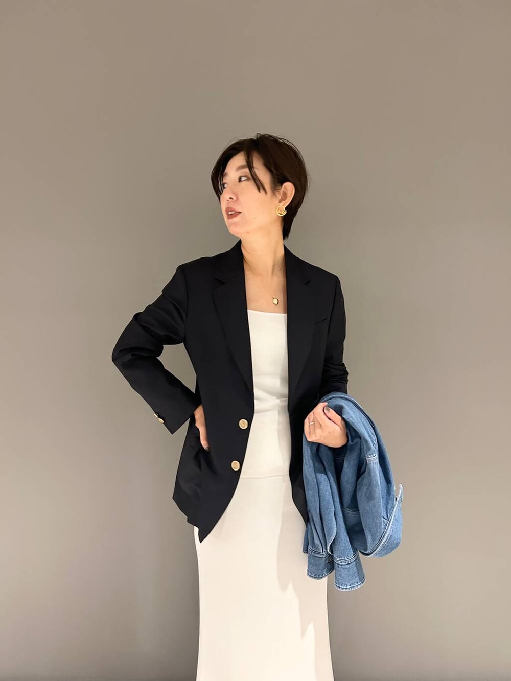 ブルー系のシャツ/ブラウス、ブルー系のその他アウター、ホワイト系のタンクトップを着用したレディースの夏コーディネートの4枚目の写真