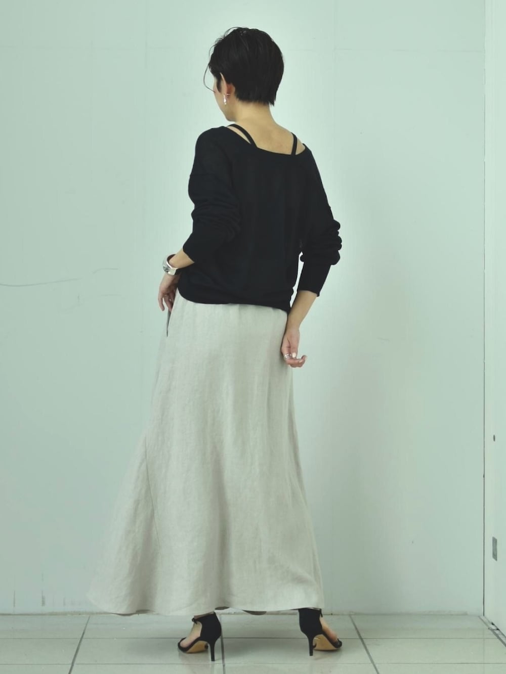 ブラック系のカーディガン/ボレロ、ブラック系のキャミソール、その他のスカートを着用したレディースの春コーディネートの3枚目の写真