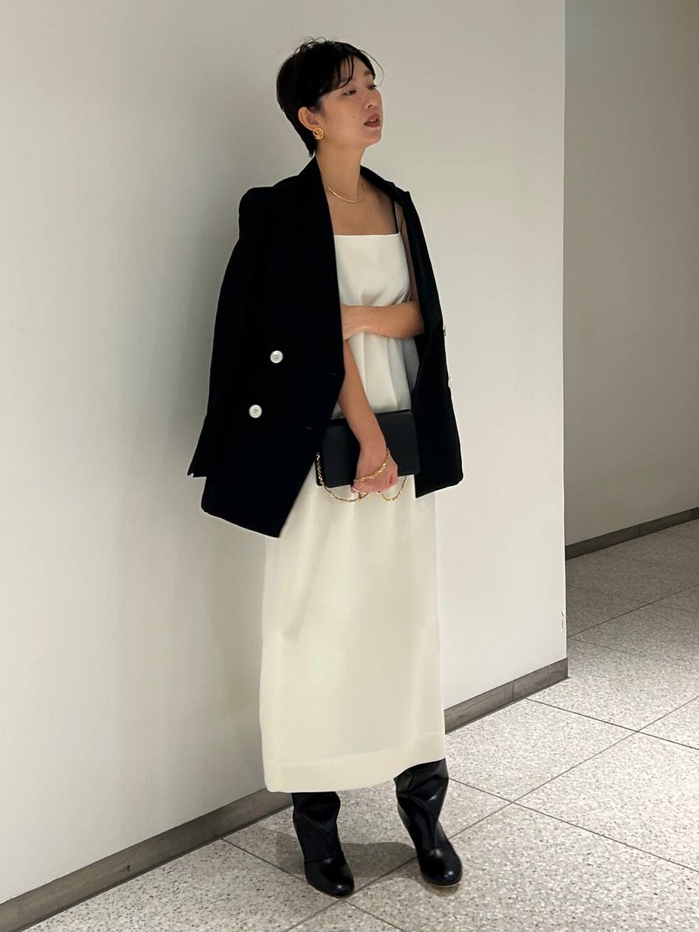 ブラック系のテーラードジャケットを着用したレディースの秋コーディネートの3枚目の写真
