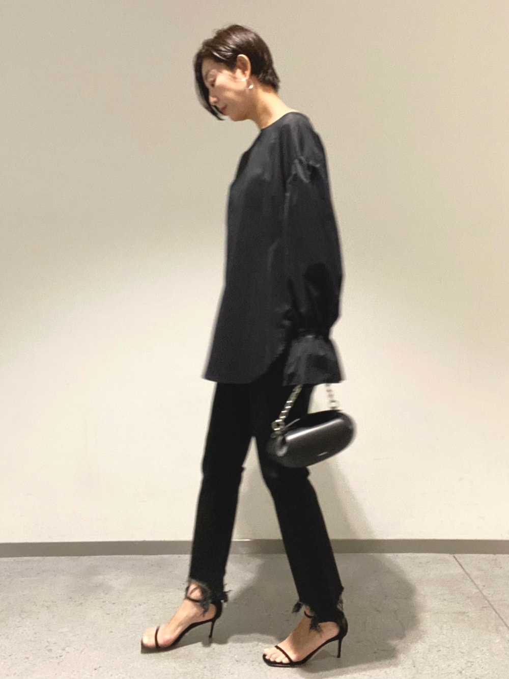 ブラック系のシャツ/ブラウス、ブラック系のデニムパンツ、ブラック系のバッグを着用したレディースの夏コーディネートの2枚目の写真