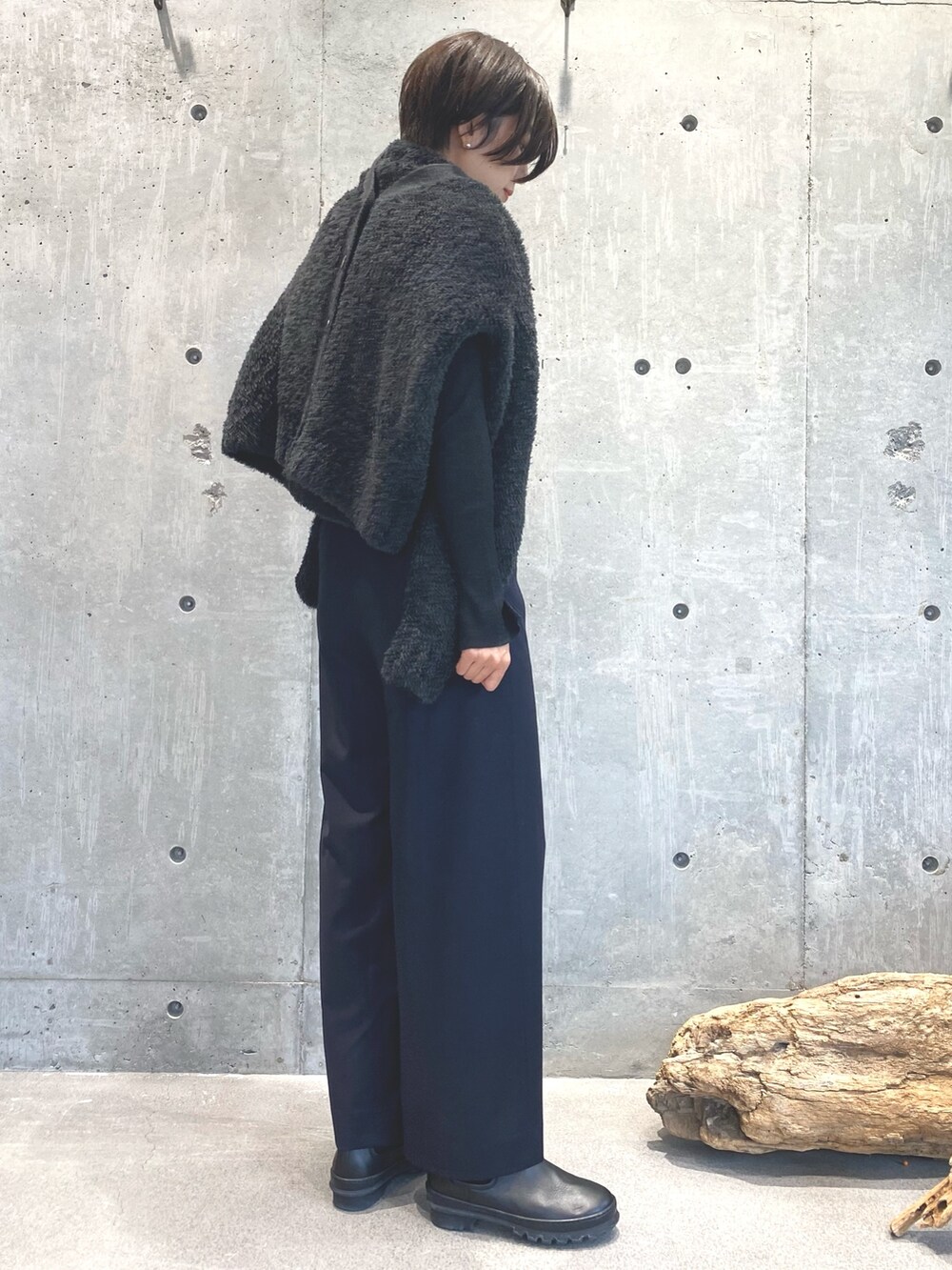 ブラック系のニット/セーター、グレー系のカーディガン/ボレロ、ブルー系のその他パンツを着用したレディースの秋コーディネートの2枚目の写真