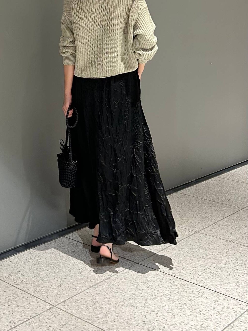 ブラック系のその他トップス、グレー系のカーディガン/ボレロ、ブラック系のTシャツ/カットソーを着用したレディースの夏コーディネートの6枚目の写真