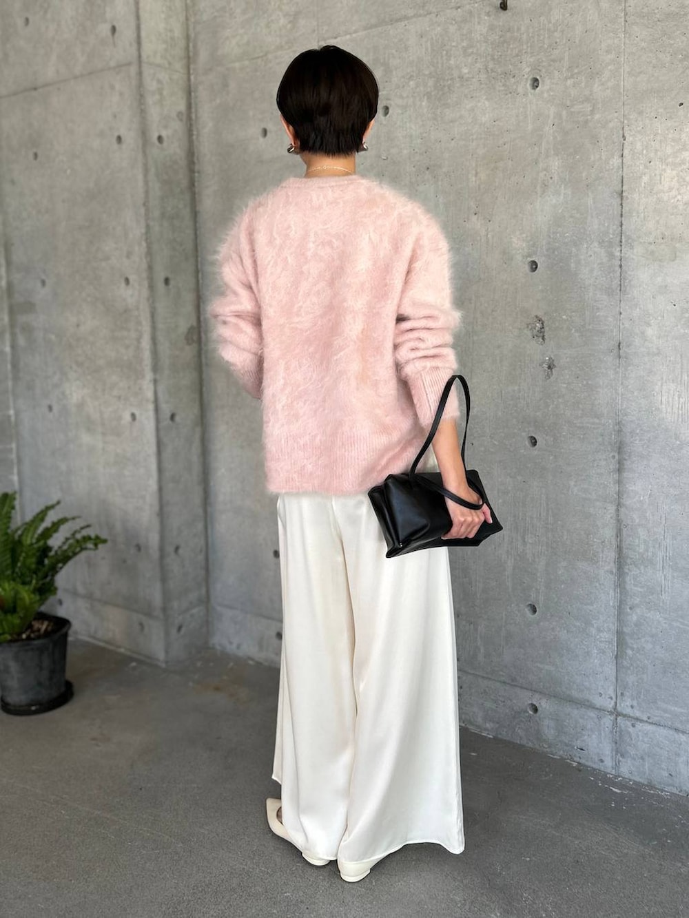 ホワイト系のその他パンツ、ピンク系のニット/セーターを着用したレディースの夏コーディネートの5枚目の写真