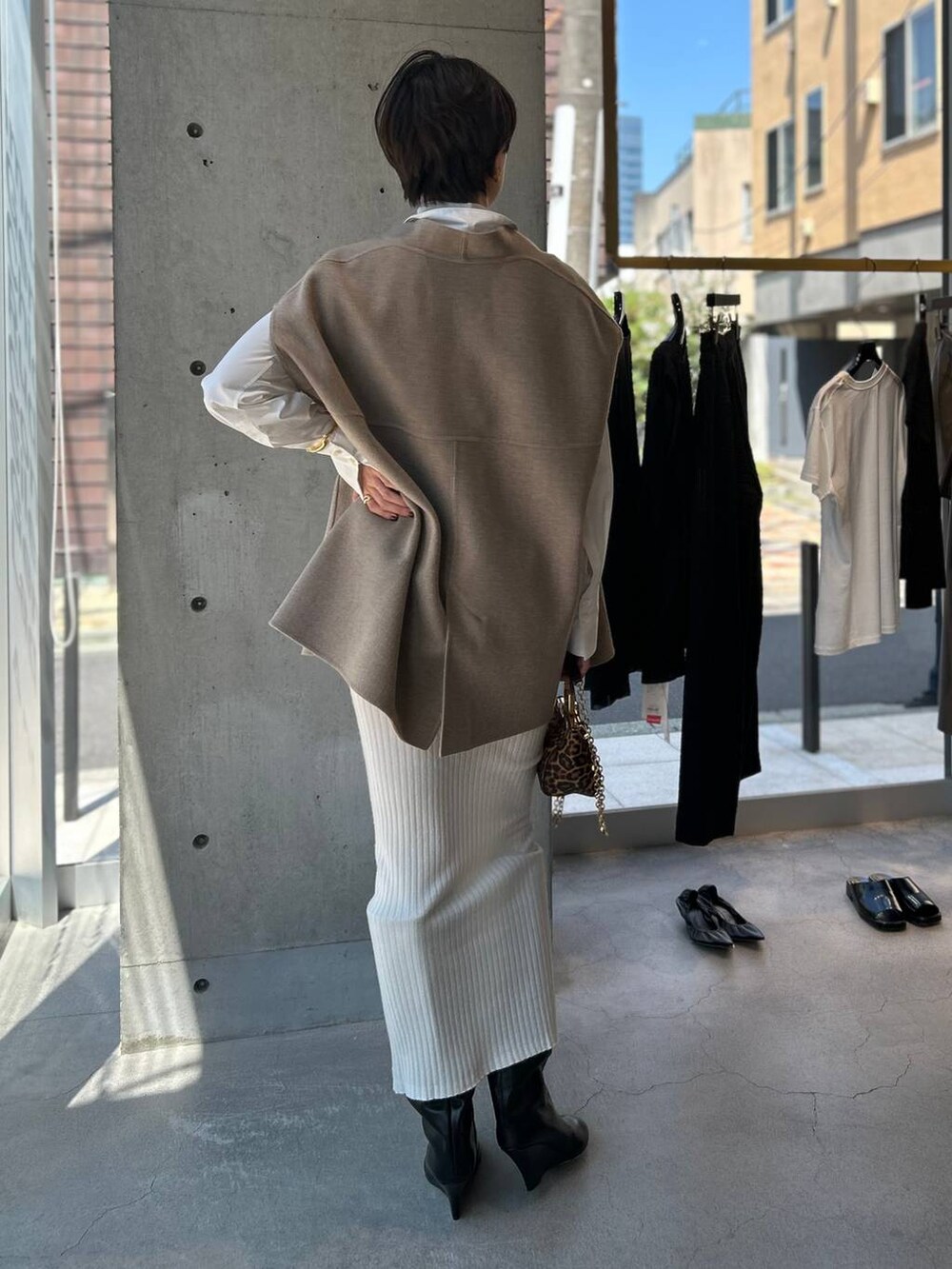 ホワイト系のその他トップス、ホワイト系のシャツ/ブラウス、グレー系のその他アウターを着用したレディースの秋コーディネートの4枚目の写真