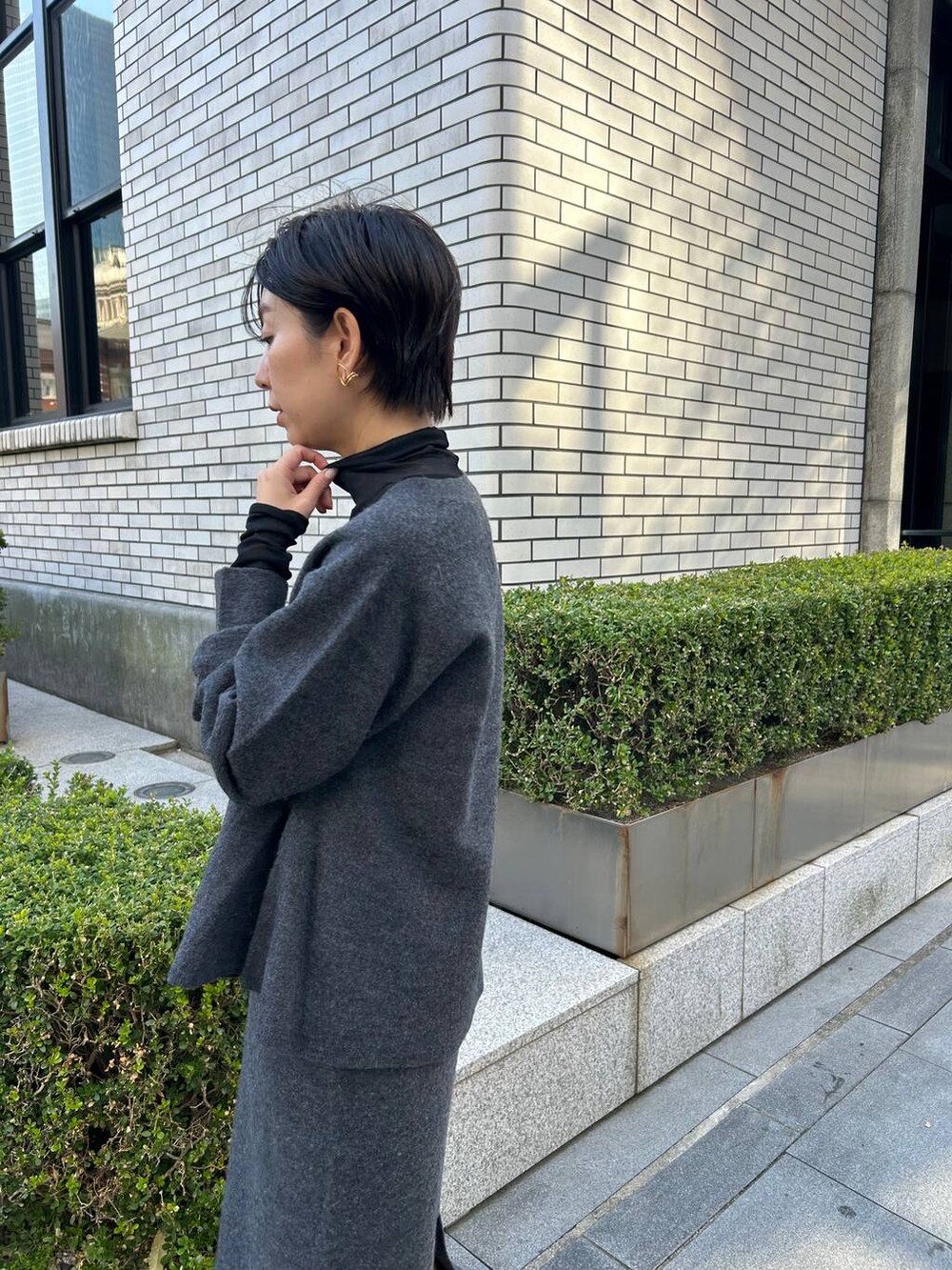 ブラック系のその他トップス、ブラック系のノーカラーコート、グレー系のカーディガン/ボレロを着用したレディースの秋コーディネートの5枚目の写真