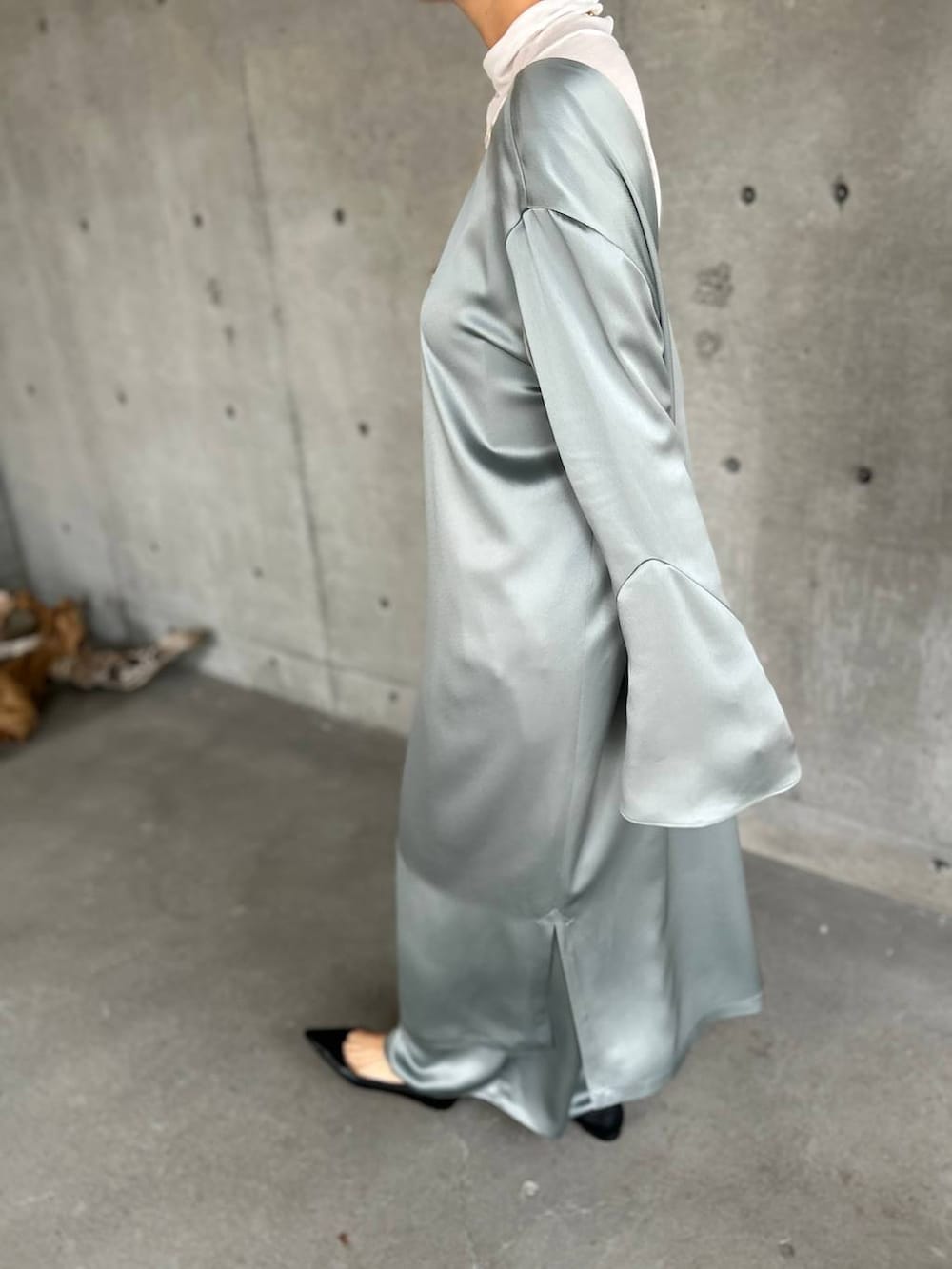 ホワイト系のその他トップス、グリーン系のその他パンツ、グリーン系のワンピースを着用したレディースの秋コーディネートの7枚目の写真