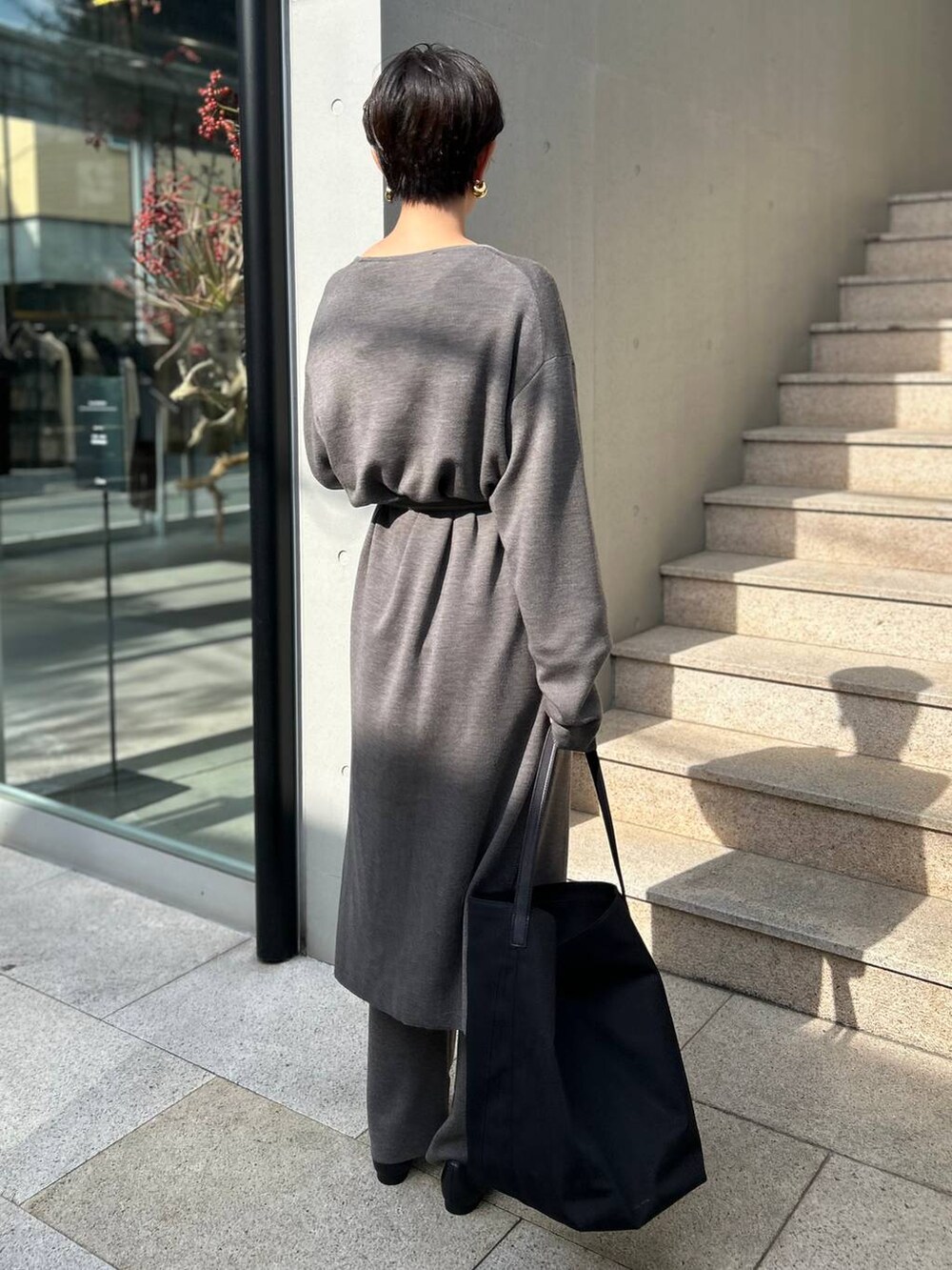 ブラウン系のニット/セーター、ブラウン系のその他パンツ、ブラウン系のカーディガン/ボレロを着用したレディースの秋コーディネートの5枚目の写真