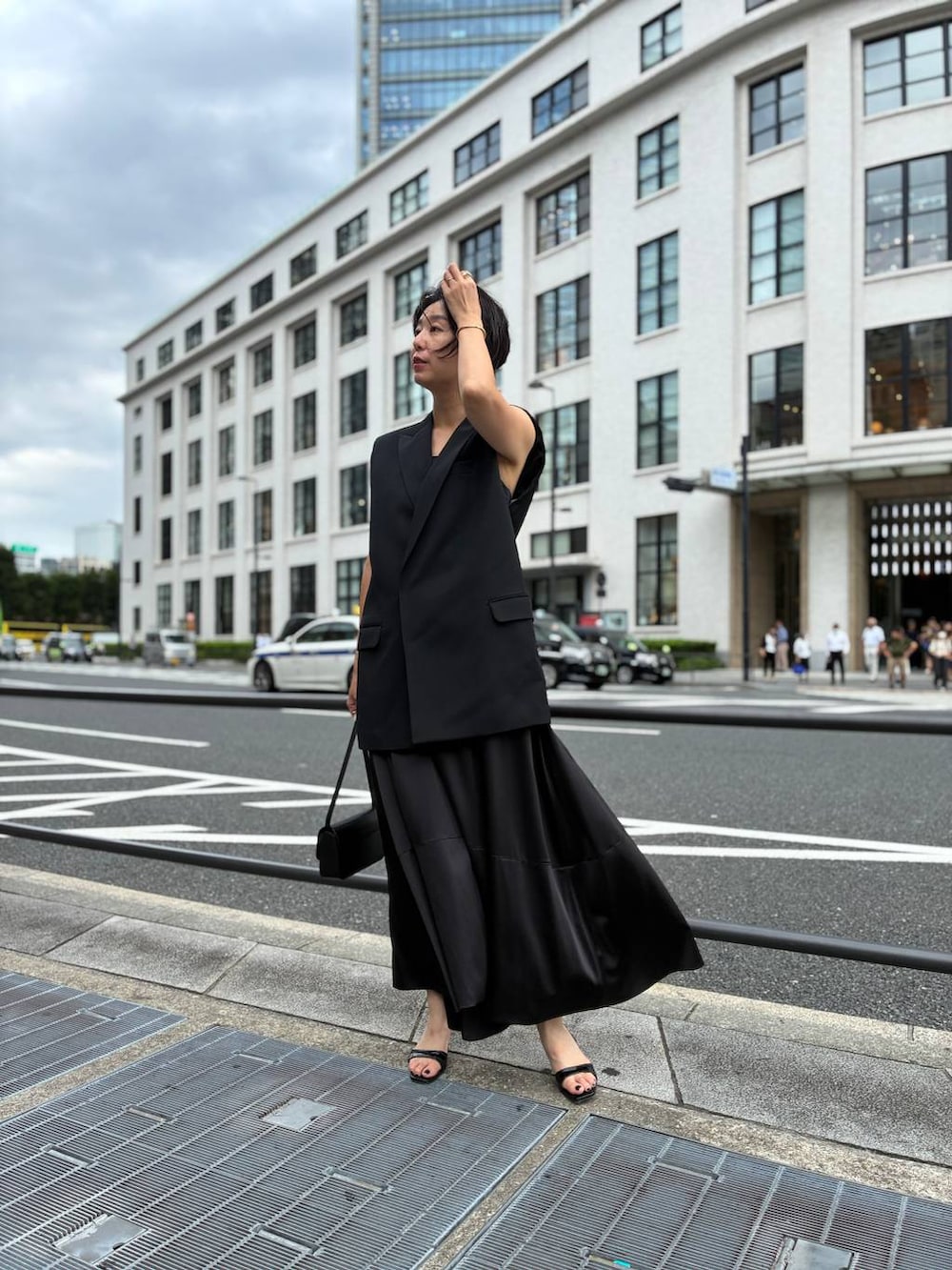 ブラック系のその他アウター、ブラック系のその他パンツ、ブラック系のワンピースを着用したレディースの夏コーディネートの2枚目の写真