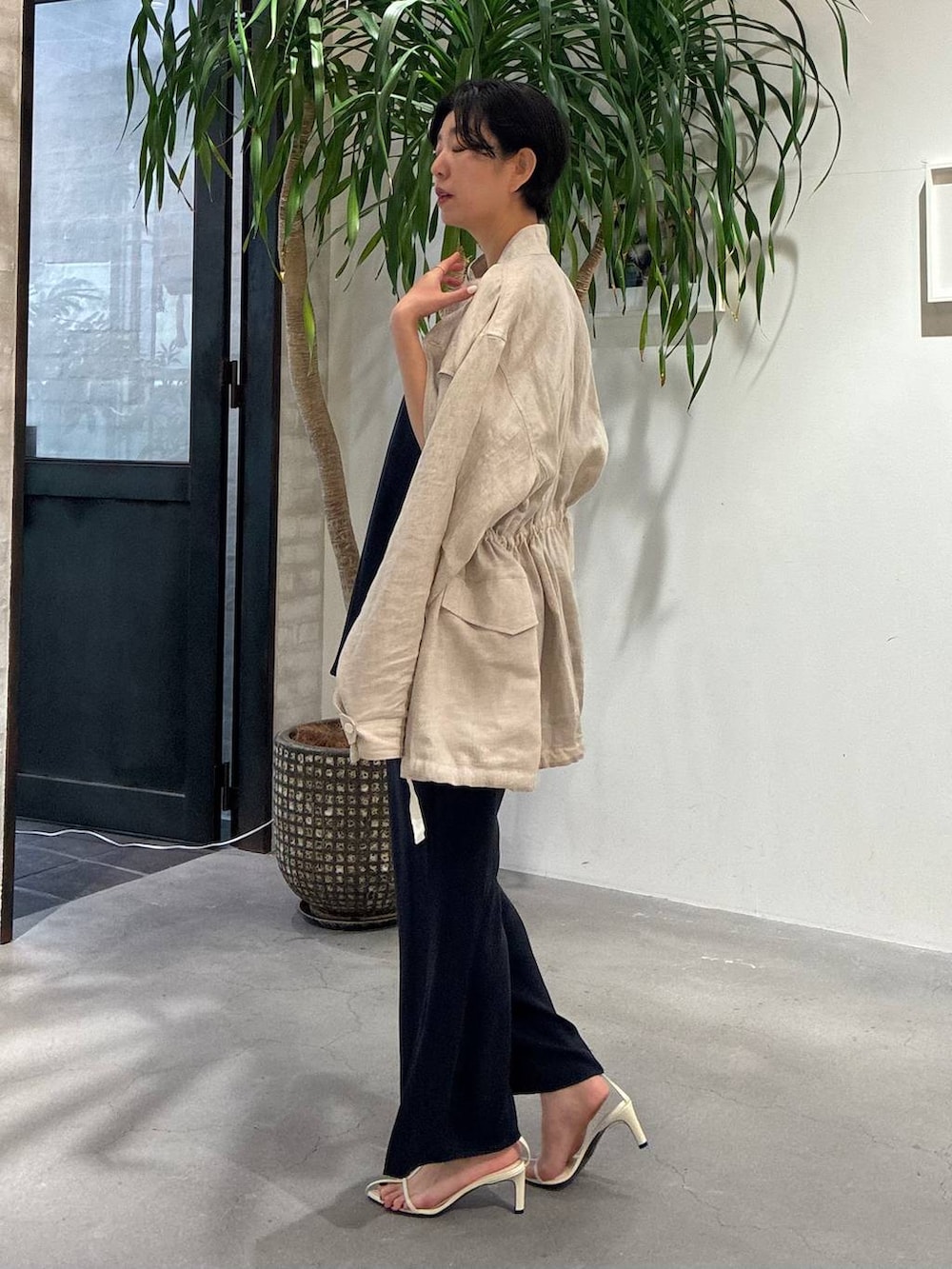 ブルー系のその他パンツ、ブルー系のシャツ/ブラウス、ホワイト系のブルゾンを着用したレディースの春コーディネートの3枚目の写真