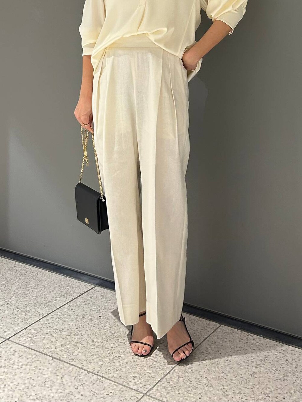 ホワイト系のその他トップス、ホワイト系のシャツ/ブラウス、ホワイト系のその他パンツを着用したレディースの夏コーディネートの5枚目の写真