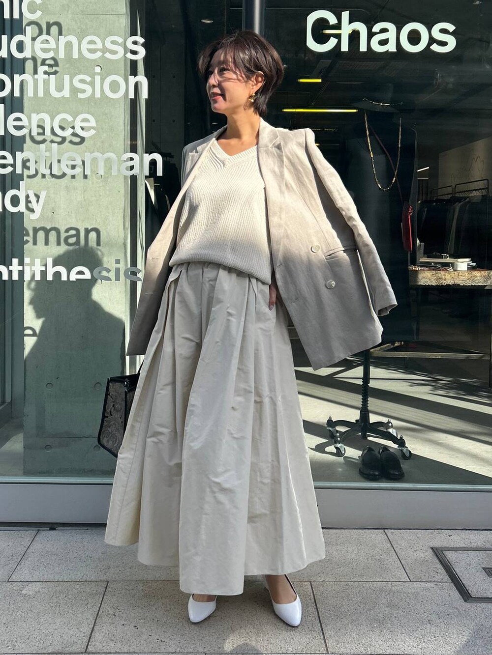 ホワイト系のその他トップス、ホワイト系のベスト、ベージュ系のテーラードジャケットを着用したレディースの冬コーディネートの2枚目の写真