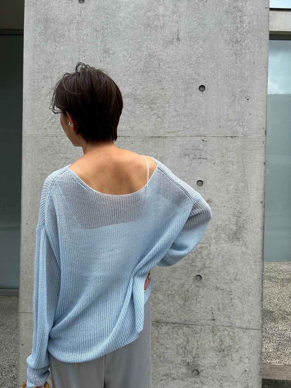 ブルー系のその他パンツ、ホワイト系のその他トップス、ブルー系のニット/セーターを着用したレディースの夏コーディネートの7枚目の写真