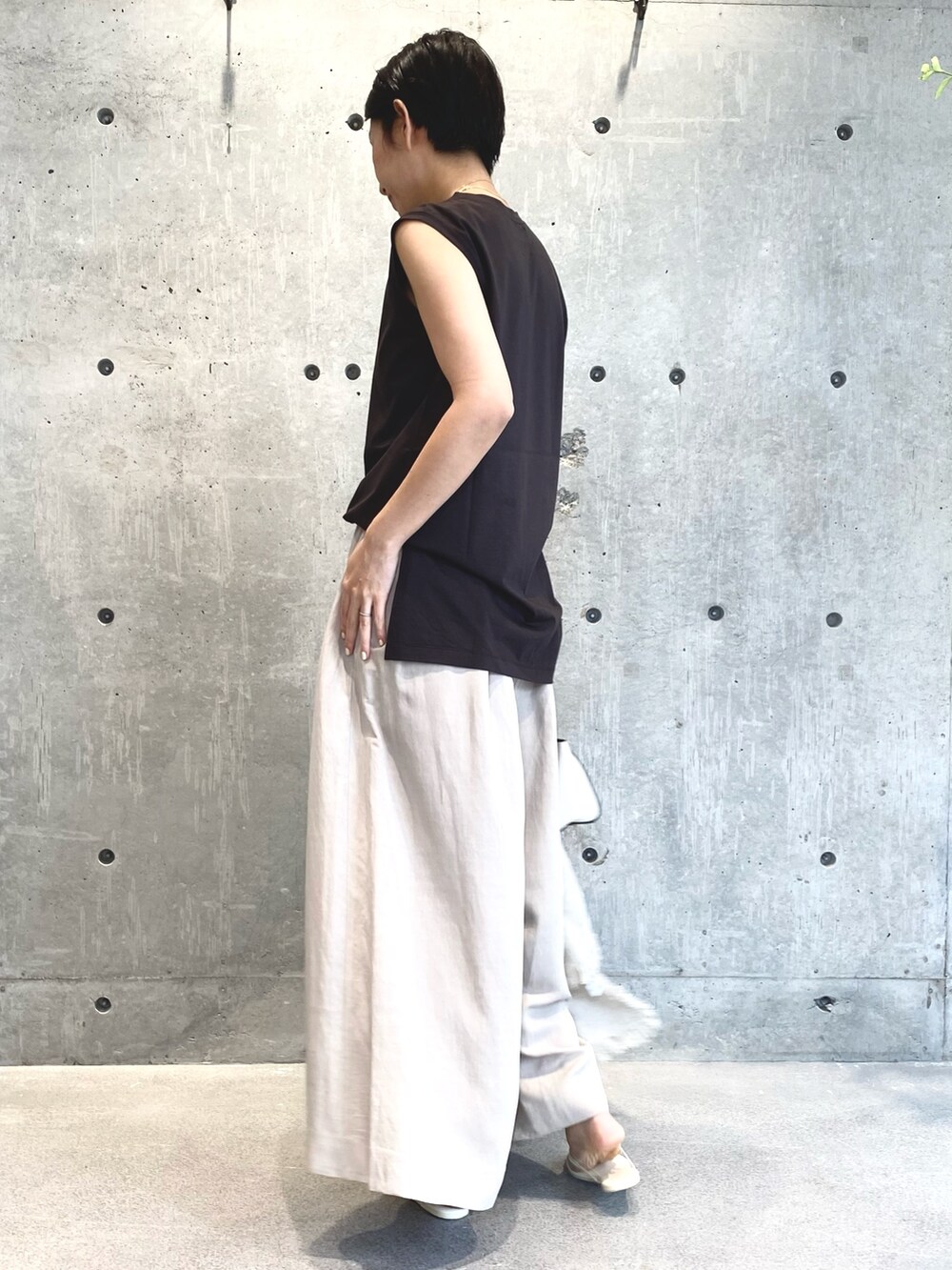 ブラウン系のTシャツ/カットソー、ベージュ系のその他パンツ、ホワイト系のサンダルを着用したレディースの夏コーディネートの2枚目の写真