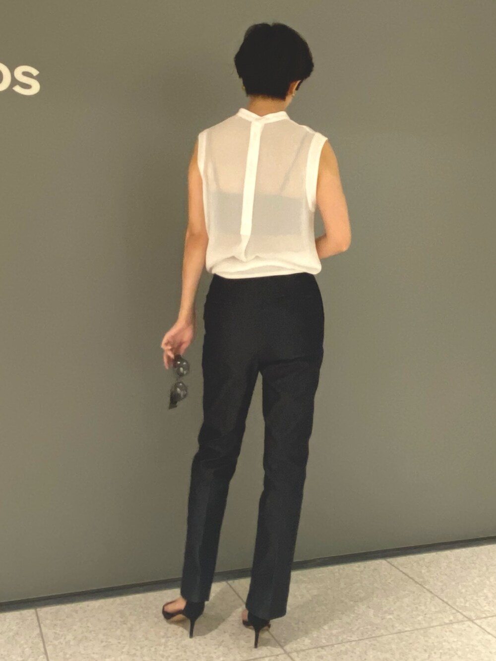 ホワイト系のシャツ/ブラウス、ブラック系のチューブトップ、ブルー系のデニムパンツを着用したレディースの夏コーディネートの4枚目の写真