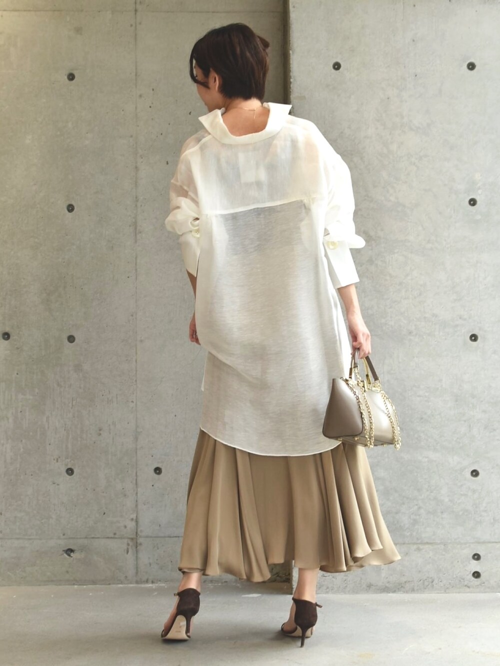 ホワイト系のシャツ/ブラウス、ブラック系のタンクトップ、ブラウン系のスカートを着用したレディースの春コーディネートの3枚目の写真