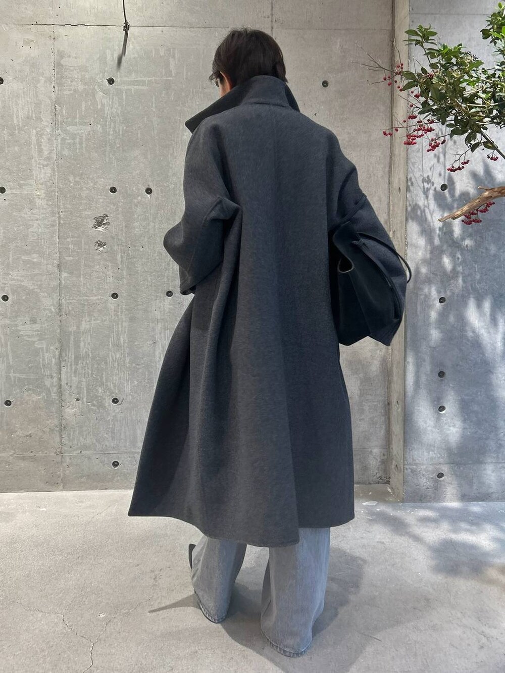 グレー系のその他アウター、グレー系のニット/セーター、グレー系のデニムパンツを着用したレディースの秋コーディネートの4枚目の写真