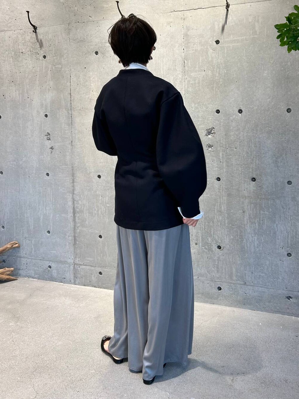 グレー系のその他パンツ、ホワイト系のシャツ/ブラウス、ブルー系のカーディガン/ボレロを着用したレディースの秋コーディネートの5枚目の写真