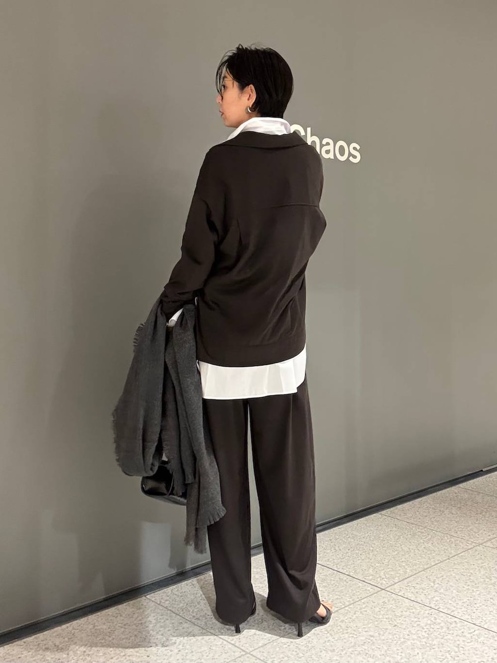 ブラウン系のその他パンツ、ブラウン系のTシャツ/カットソー、ホワイト系のシャツ/ブラウスを着用したレディースの秋コーディネートの4枚目の写真