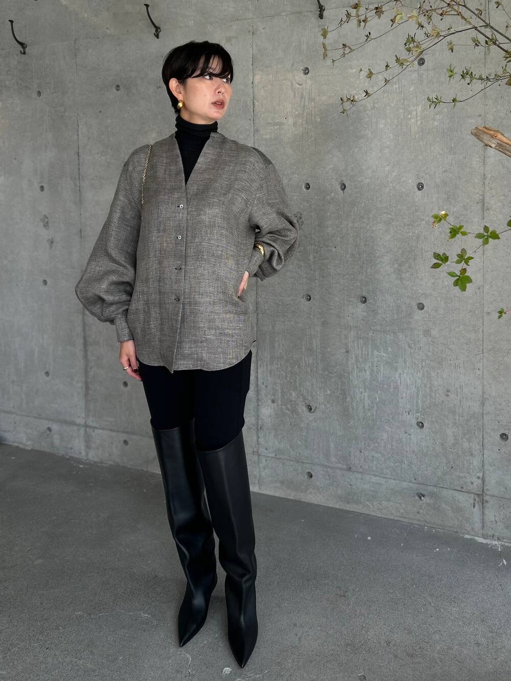 ブラック系のニット/セーター、ブラック系のその他パンツ、ブラック系のシャツ/ブラウスを着用したレディースの秋コーディネートの2枚目の写真