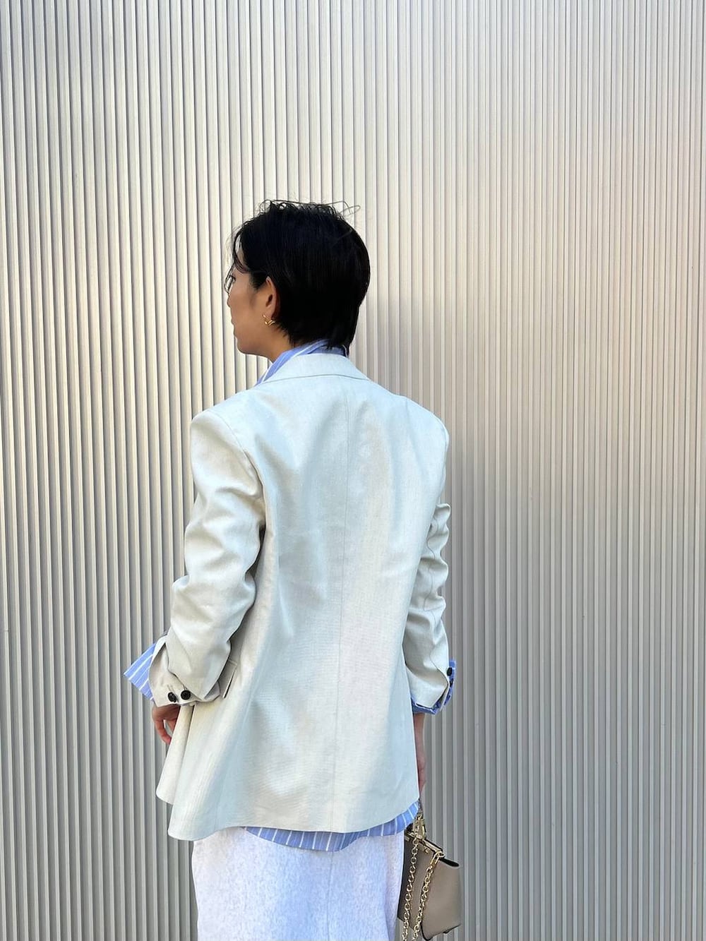 その他のシャツ/ブラウス、グレー系のスカート、ホワイト系のテーラードジャケットを着用したレディースの冬コーディネートの7枚目の写真