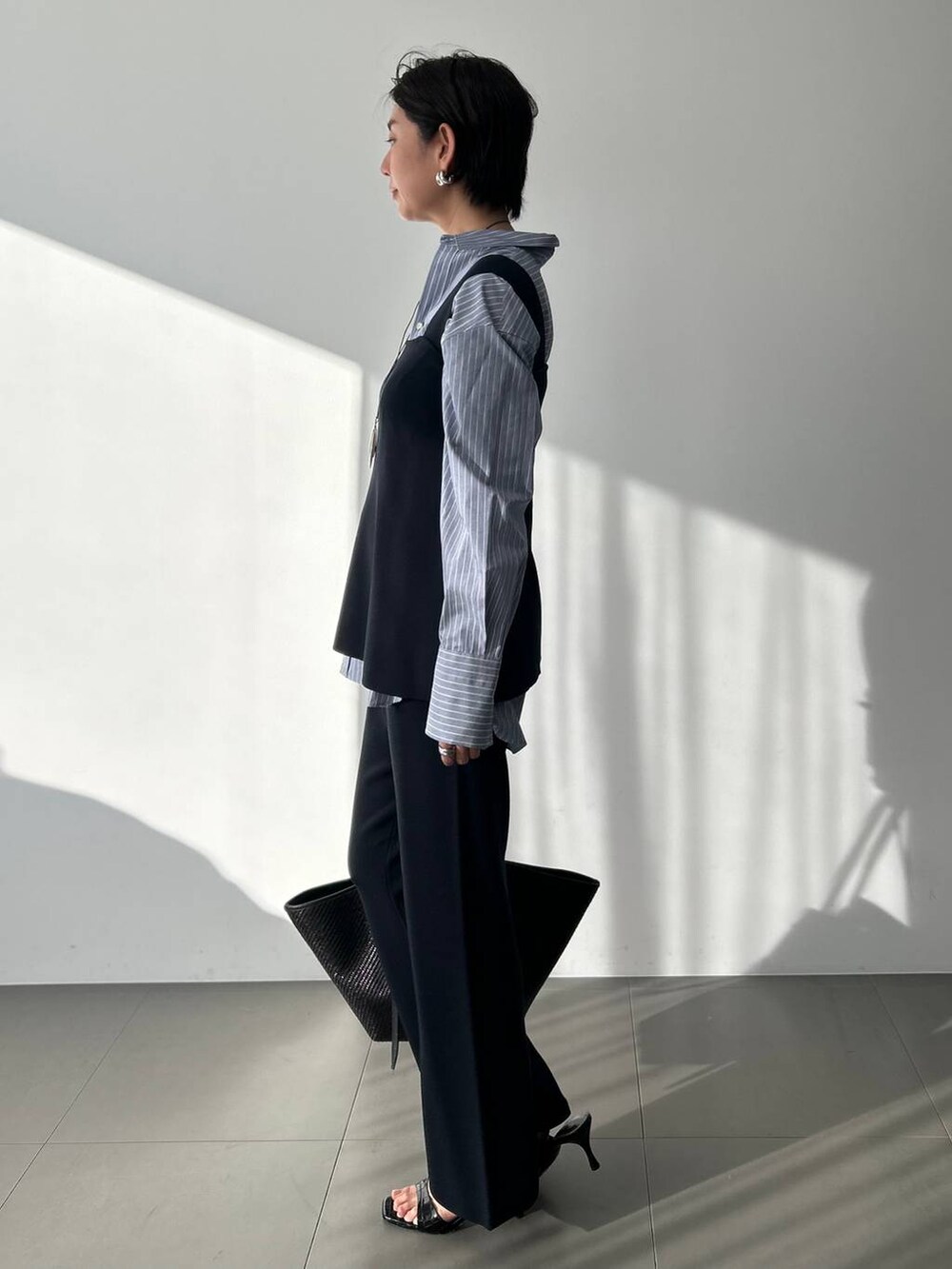 ブルー系のシャツ/ブラウス、ブルー系のその他パンツ、グレー系のナイロンジャケットを着用したレディースの冬コーディネートの6枚目の写真