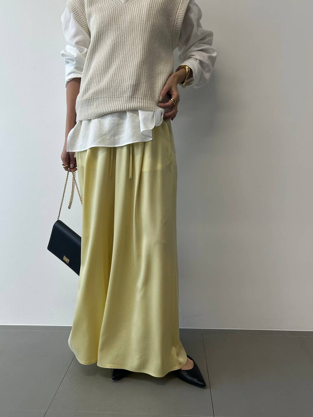 イエロー系のその他パンツ、ホワイト系のベスト、ベージュ系のテーラードジャケットを着用したレディースの冬コーディネートの8枚目の写真