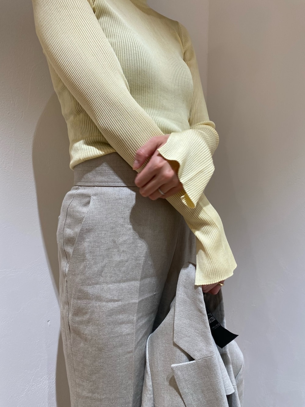 ベージュ系のテーラードジャケット、ベージュ系のスラックス、ベージュ系のシューズを着用したレディースの冬コーディネートの5枚目の写真