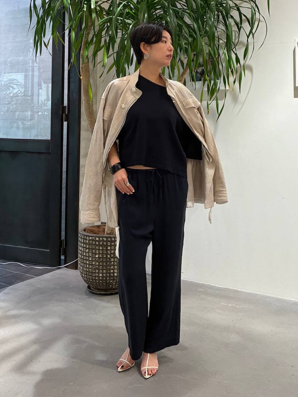 ブルー系のその他パンツ、ホワイト系のブルゾン、ブルー系のニット/セーターを着用したレディースの春コーディネートの4枚目の写真