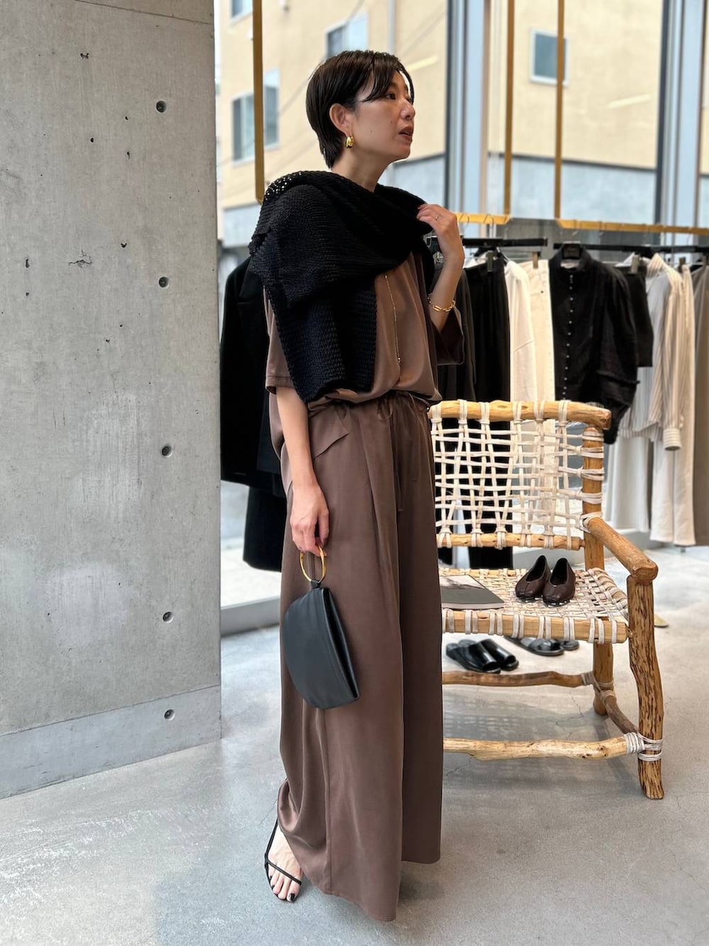 ブラウン系のその他パンツ、ブラック系のサンダル、ブラウン系のTシャツ/カットソーを着用したレディースの夏コーディネートの3枚目の写真