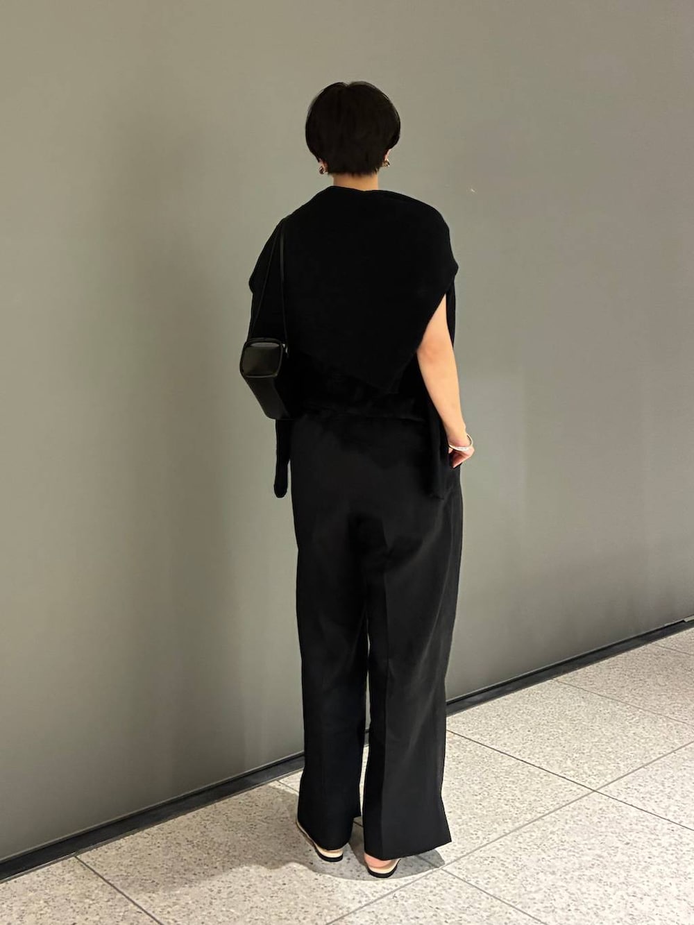 ブラック系のタンクトップ、ブラック系のタンクトップ、ブラック系のその他パンツを着用したレディースの夏コーディネートの3枚目の写真