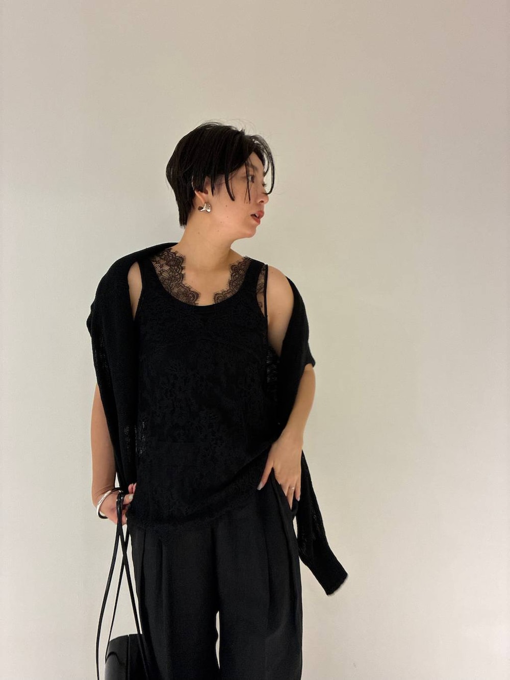 ブラック系のタンクトップ、ブラック系のタンクトップ、ブラック系のその他パンツを着用したレディースの夏コーディネートの4枚目の写真
