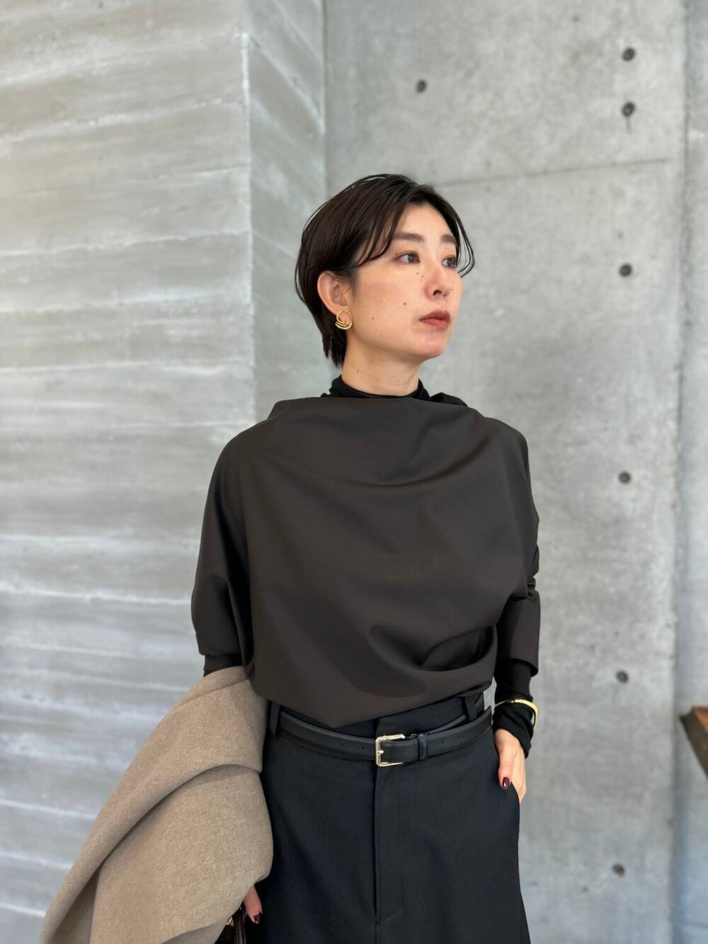 ブラック系のその他トップス、グレー系のノーカラーコート、ブラック系のベルトを着用したレディースの秋コーディネートの6枚目の写真