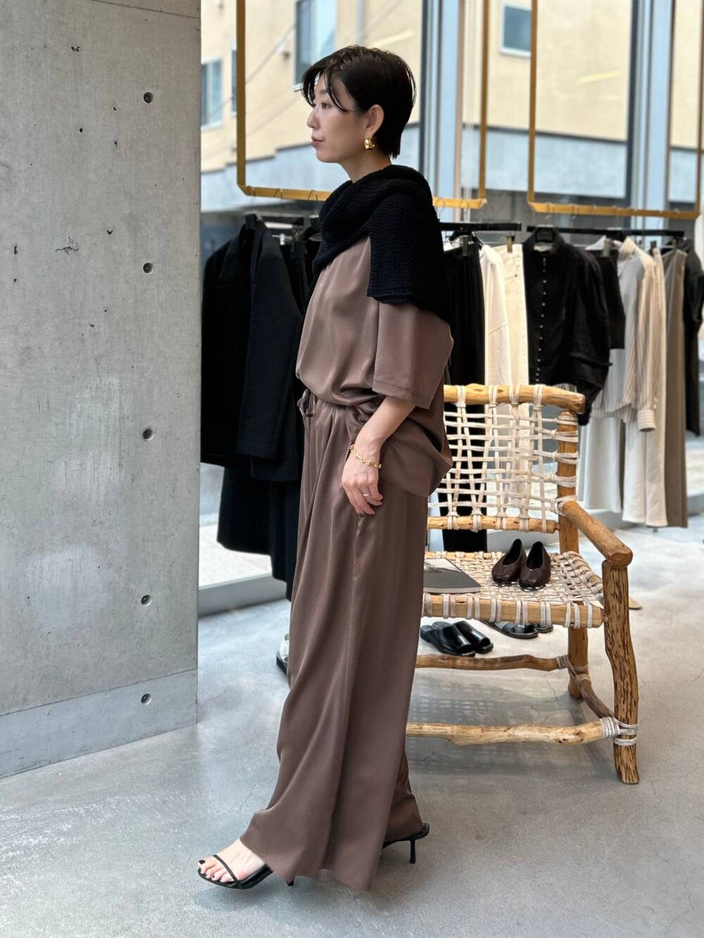 ブラウン系のその他パンツ、ブラック系のサンダル、ブラウン系のTシャツ/カットソーを着用したレディースの夏コーディネートの4枚目の写真