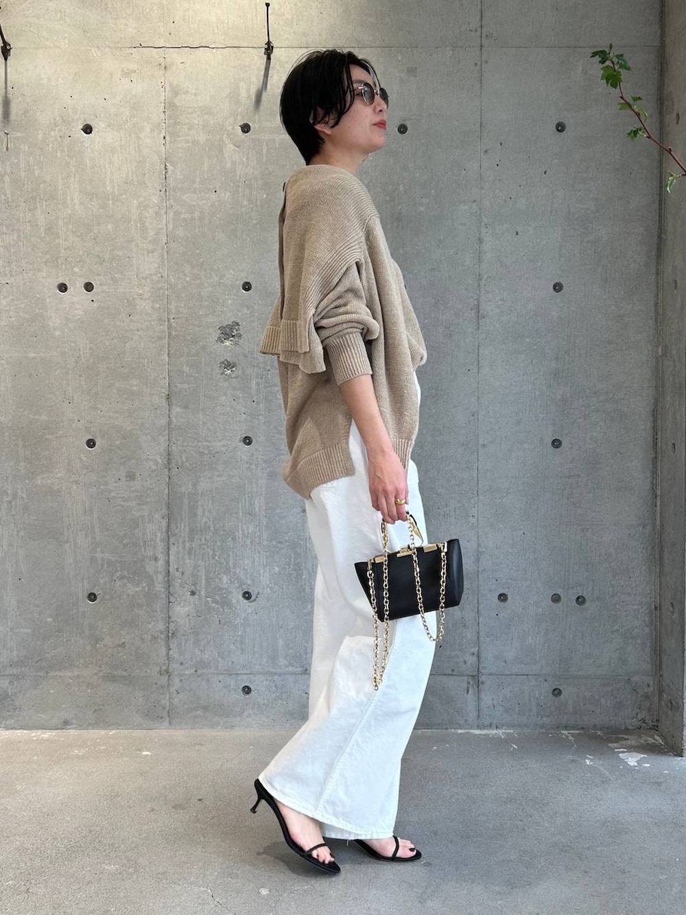 ホワイト系のその他トップス、ベージュ系のニット/セーター、ベージュ系のカーディガン/ボレロを着用したレディースの春コーディネートの3枚目の写真