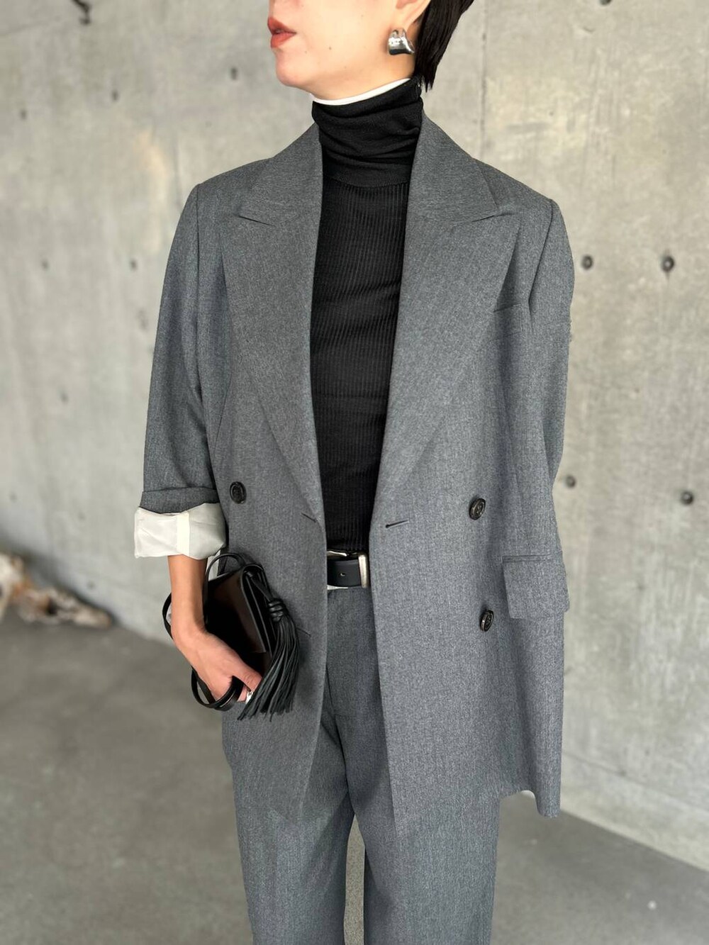 ホワイト系のその他トップス、ブラック系のニット/セーター、グレー系のテーラードジャケットを着用したレディースの秋コーディネートの5枚目の写真
