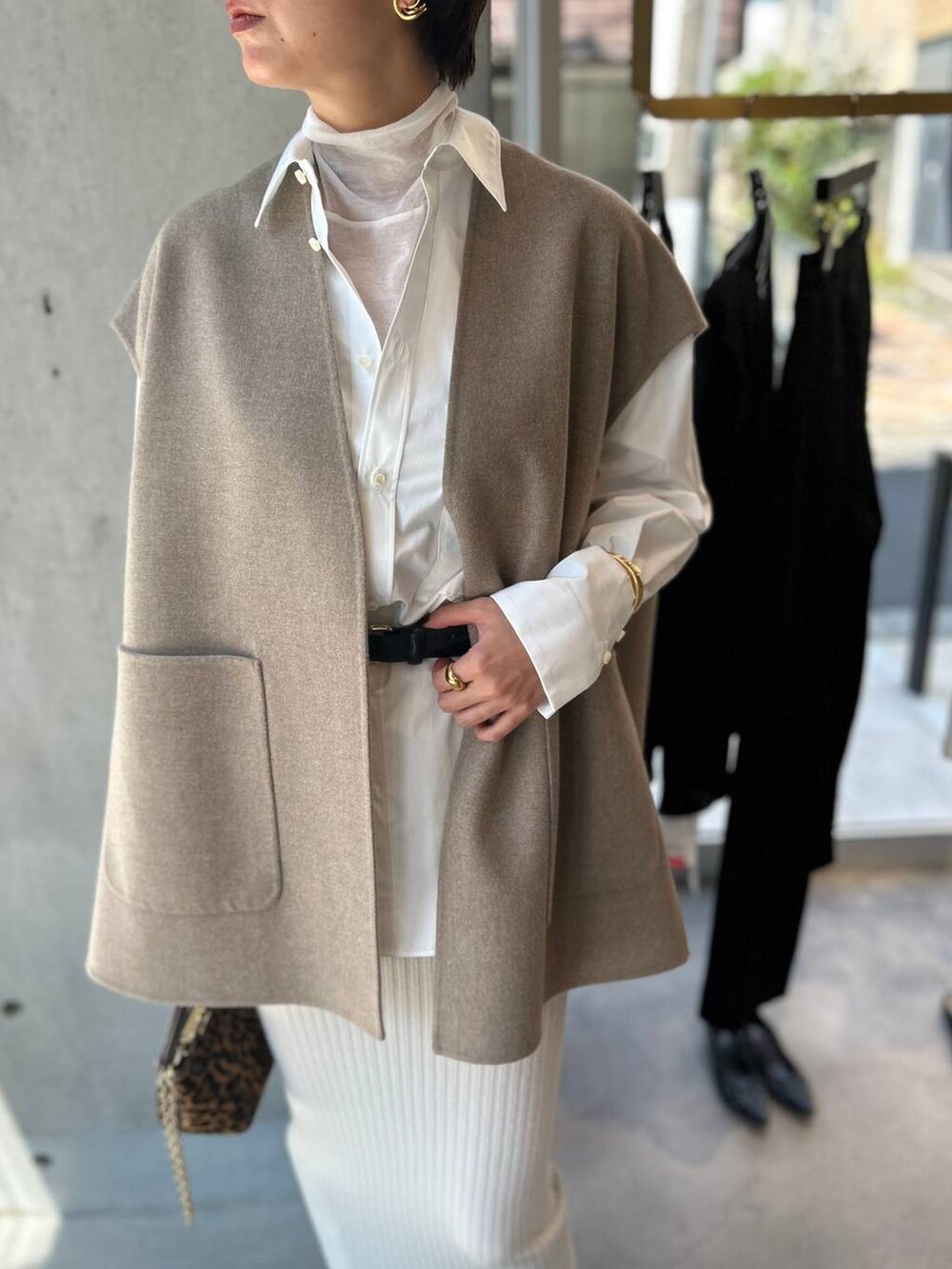 ホワイト系のその他トップス、ホワイト系のシャツ/ブラウス、グレー系のその他アウターを着用したレディースの秋コーディネートの6枚目の写真