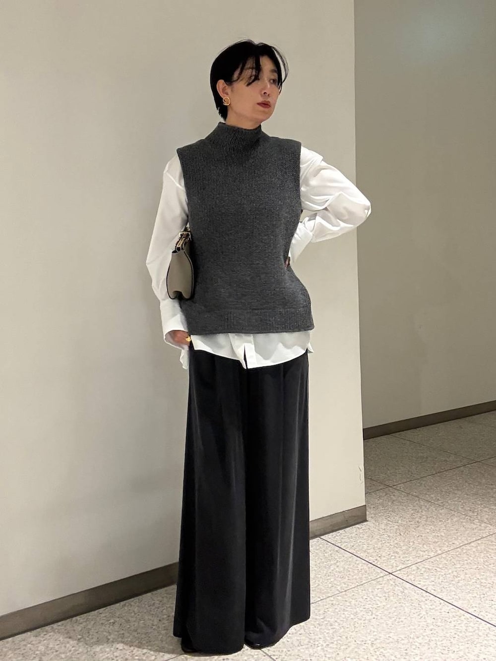 ブルー系のその他パンツ、ホワイト系のシャツ/ブラウス、イエロー系のピーコートを着用したレディースの秋コーディネートの7枚目の写真