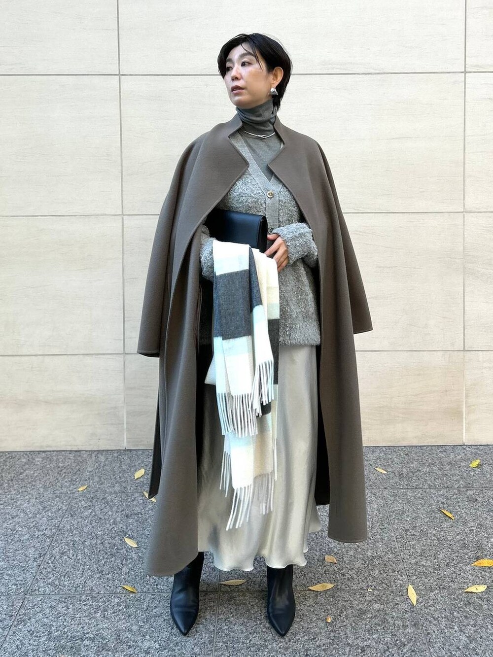 グレー系のカーディガン/ボレロ、グレー系のニット/セーター、ブラウン系のノーカラーコートを着用したレディースの秋コーディネートの7枚目の写真