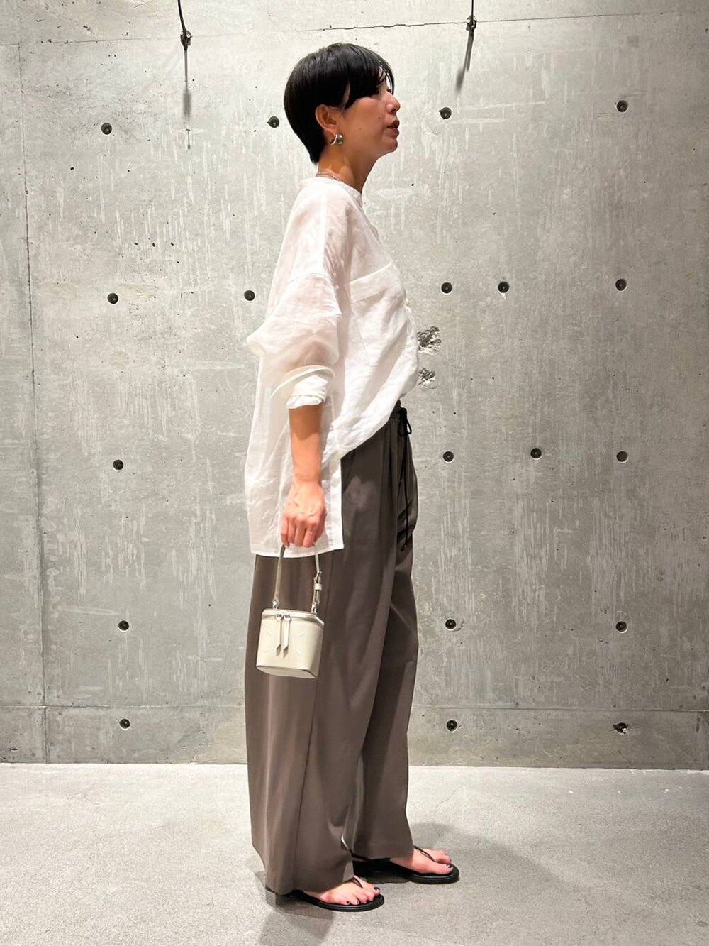 ホワイト系のその他トップス、ブラウン系のその他パンツ、ホワイト系のシャツ/ブラウスを着用したレディースの夏コーディネートの3枚目の写真