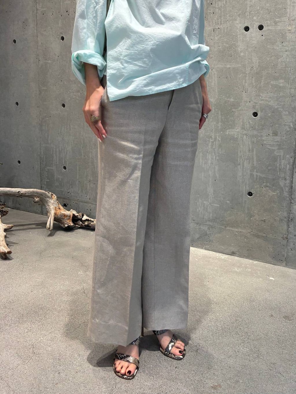 ホワイト系のスラックス、グレー系のナイロンジャケットを着用したレディースの春コーディネートの7枚目の写真