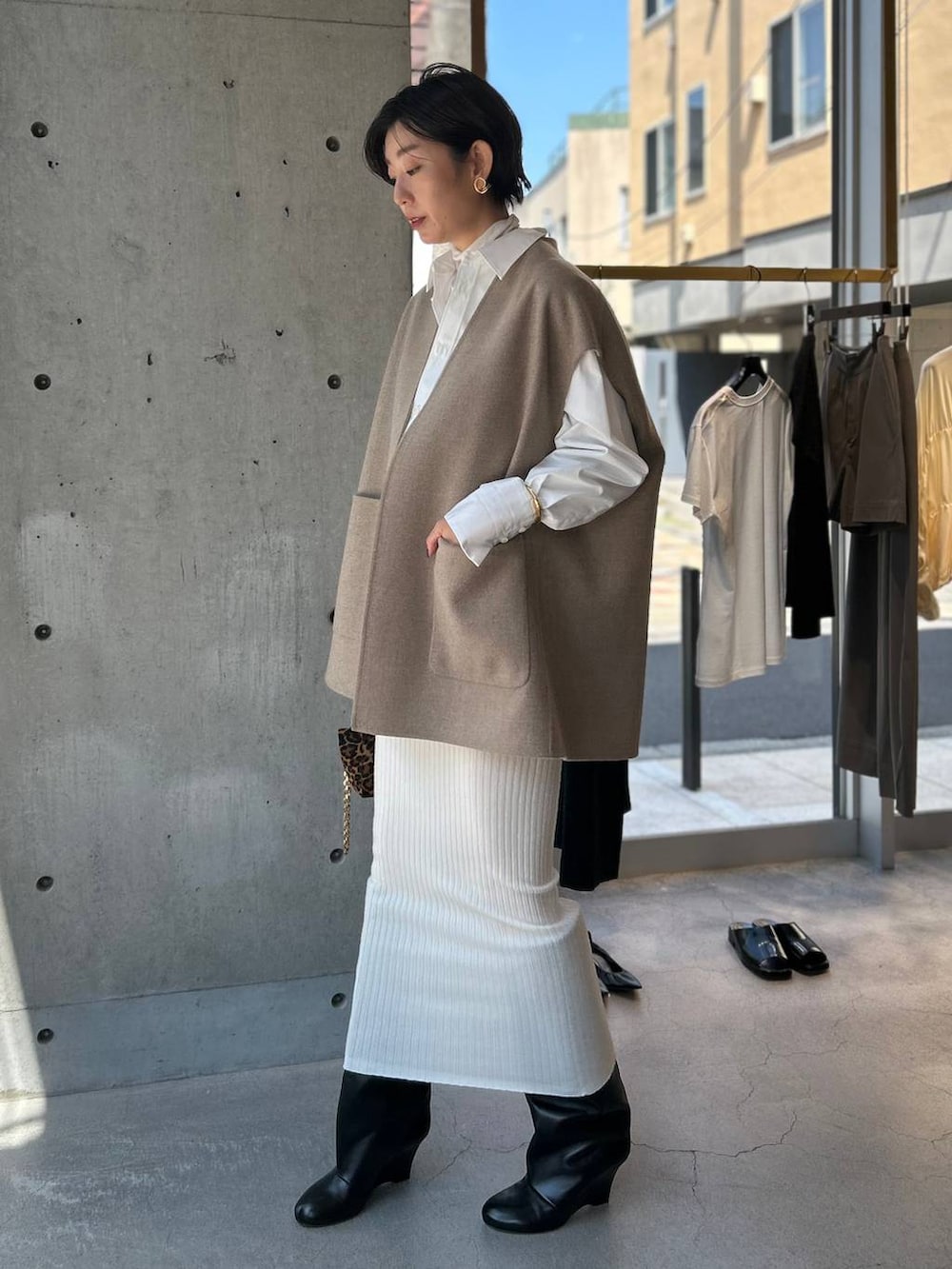 ホワイト系のその他トップス、ホワイト系のシャツ/ブラウス、グレー系のその他アウターを着用したレディースの秋コーディネートの2枚目の写真
