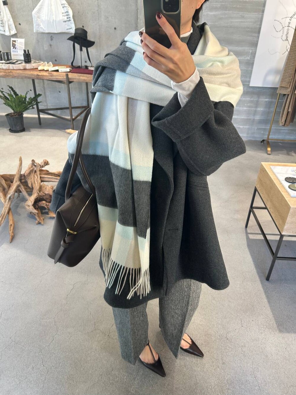 ホワイト系のその他トップス、グレー系のピーコート、グレー系のニット/セーターを着用したレディースの秋コーディネートの7枚目の写真