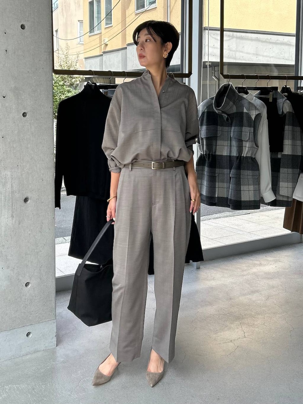 ベージュ系のカーディガン/ボレロ、ブラウン系のシャツ/ブラウス、ブラウン系のスラックスを着用したレディースの秋コーディネートの6枚目の写真