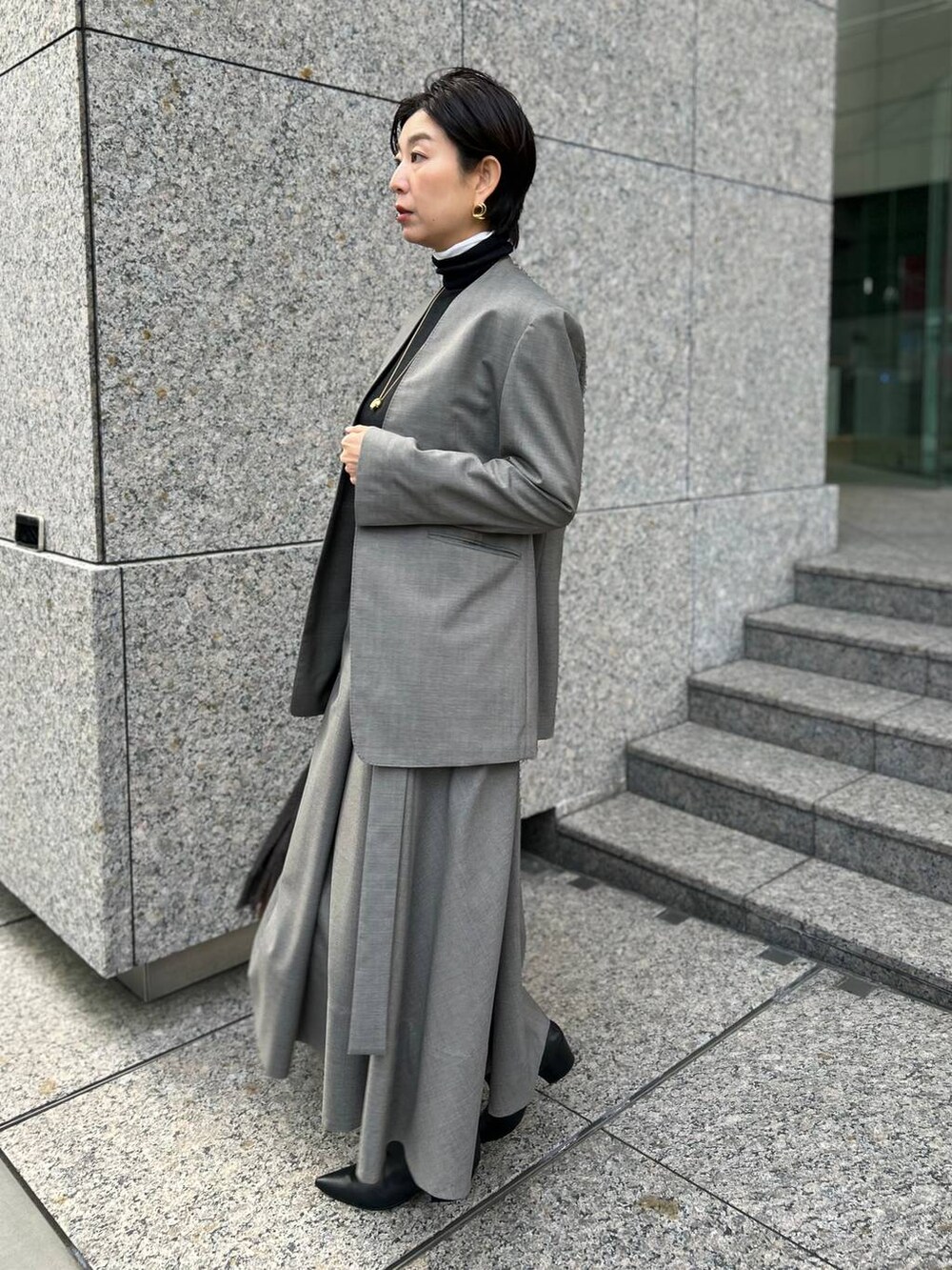 ホワイト系のその他トップス、ブラック系のニット/セーター、ベージュ系のノーカラージャケットを着用したレディースの冬コーディネートの3枚目の写真