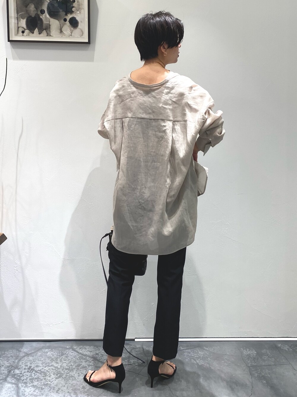 ベージュ系のシャツ/ブラウス、ブラウン系のチューブトップ、ブラック系のバッグを着用したレディースの春コーディネートの4枚目の写真