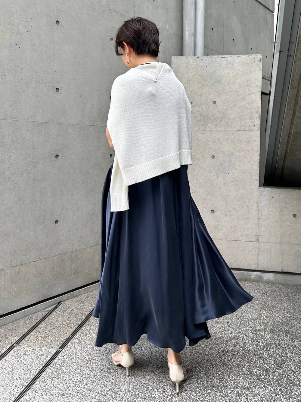 ブラック系のキャミソール、ブルー系のワンピース、ベージュ系のサンダルを着用したレディースの夏コーディネートの6枚目の写真