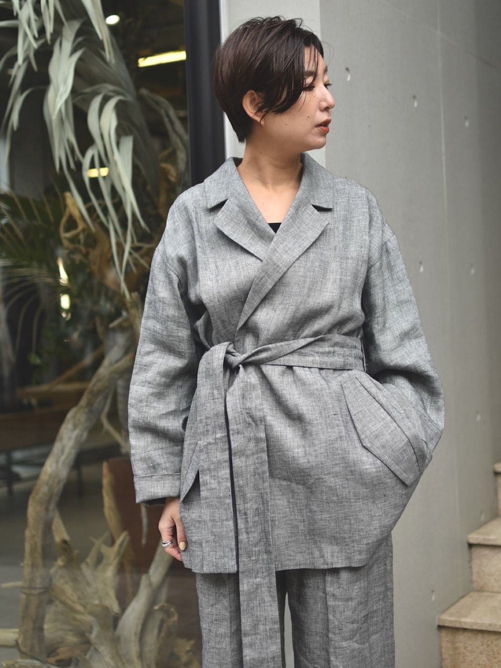 グレー系のジャケット/アウター、グレー系のパンツ、ブラック系のタンクトップを着用したレディースの冬コーディネートの4枚目の写真