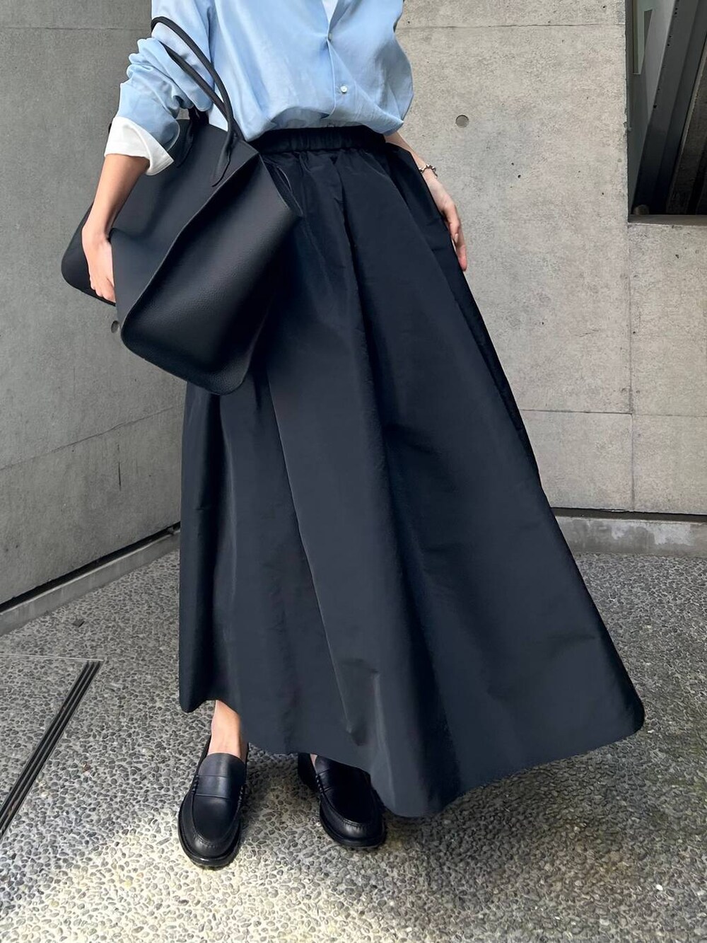 ホワイト系のシャツ/ブラウス、ブルー系のシャツ/ブラウスを着用したレディースの春コーディネートの6枚目の写真