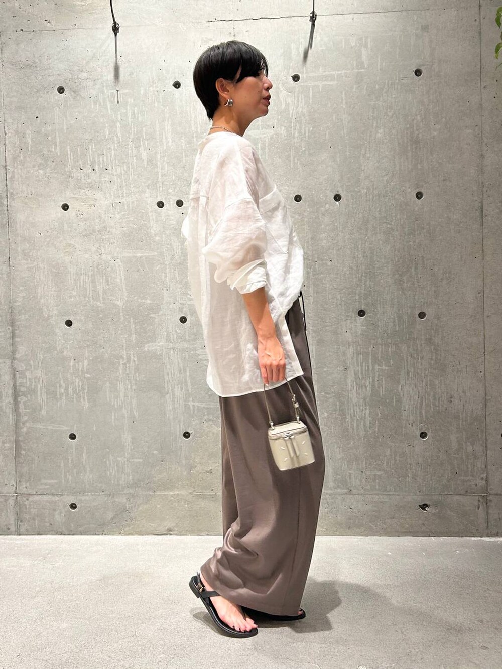 ホワイト系のその他トップス、ブラウン系のその他パンツ、ホワイト系のシャツ/ブラウスを着用したレディースの夏コーディネートの4枚目の写真