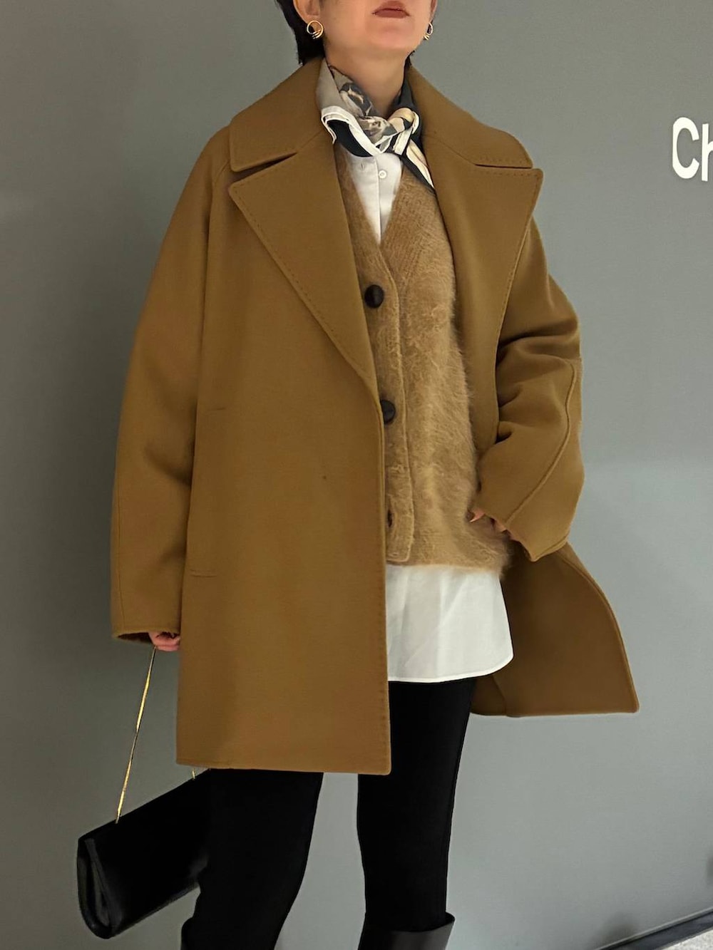 ホワイト系のシャツ/ブラウス、ブラック系のその他パンツ、イエロー系のその他アウターを着用したレディースの秋コーディネートの5枚目の写真